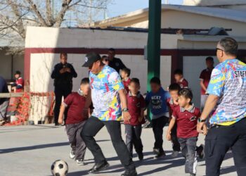 Policías municipales promueven convivencia y deporte en primaria República de Bolivia