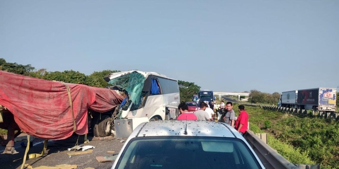 Gobierno de Juárez brinda apoyo a familias afectadas en accidente carretero en Veracruz