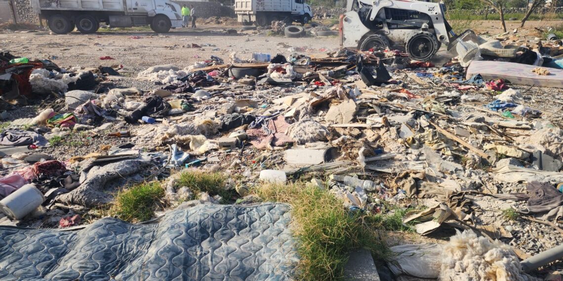 Limpian predio con alto riesgo de incendio en avenida Juárez Porvenir