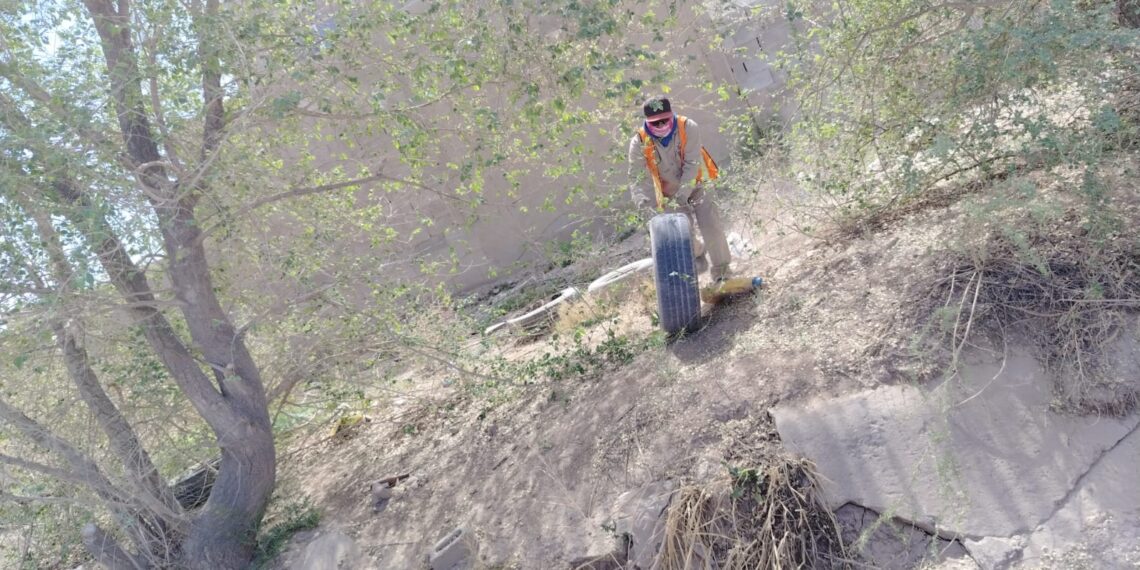 Refuerzan limpieza de diques en el suroriente de Juárez; llaman a evitar tirar basura ante temporada de lluvias