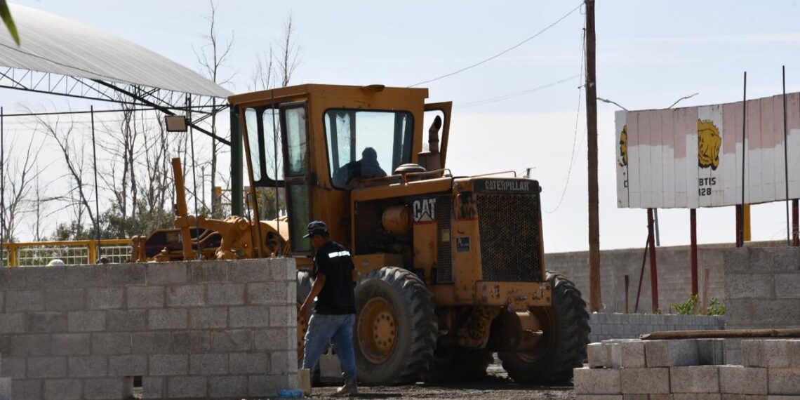 Avanza construcción de cancha de futbol rápido en CBTIS 128 con inversión de más de 4 millones de pesos