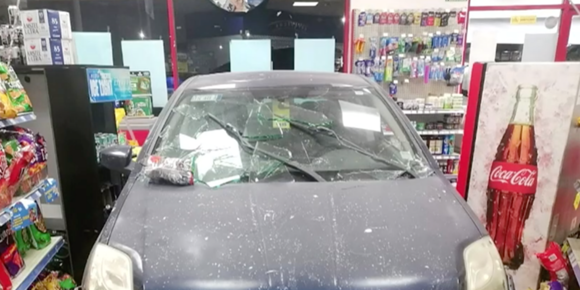 Auto se mete a tienda en Tierra Nueva tras presunta falla mecánica