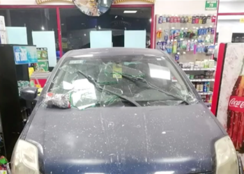 Auto se mete a tienda en Tierra Nueva tras presunta falla mecánica