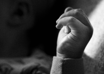 Sentencian a padrastro y madre por mu.rte de niña de 2 años y maltr.to infantil en Jalisco