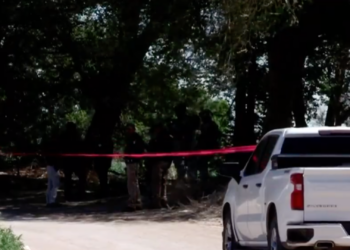 Localizan tres cu.rpos en camioneta abandonada en el Valle de Juárez