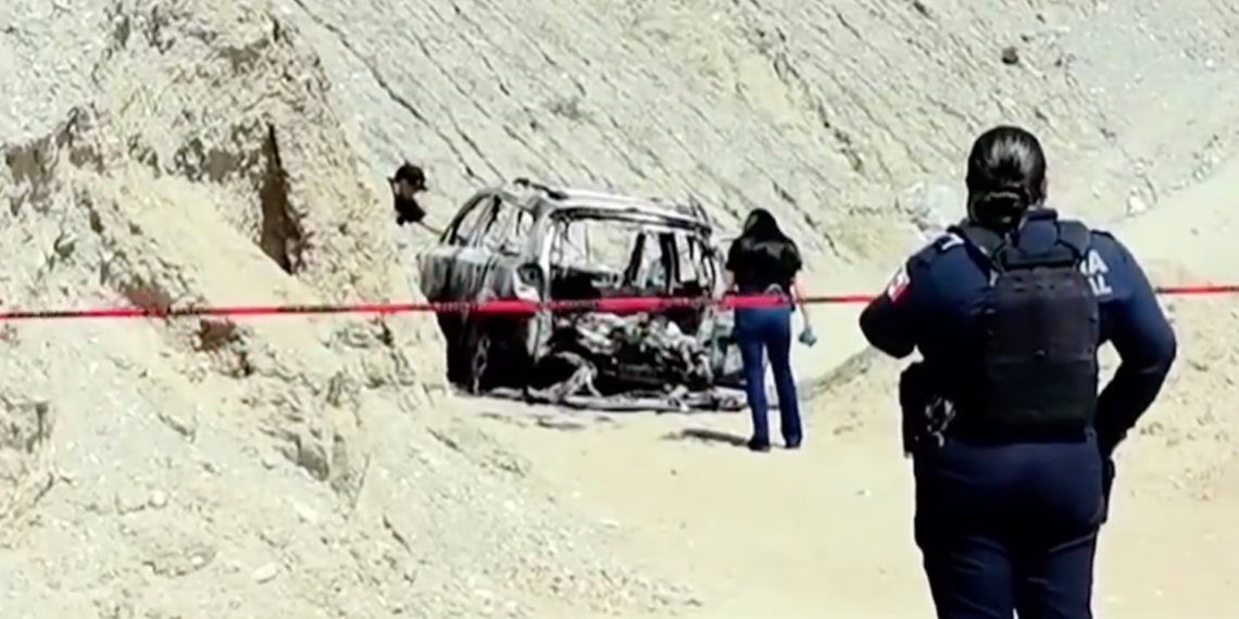 Hallan cu.rpo calc.nado dentro de vehículo incendiado en el Camino Real