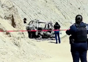 Hallan cu.rpo calc.nado dentro de vehículo incendiado en el Camino Real