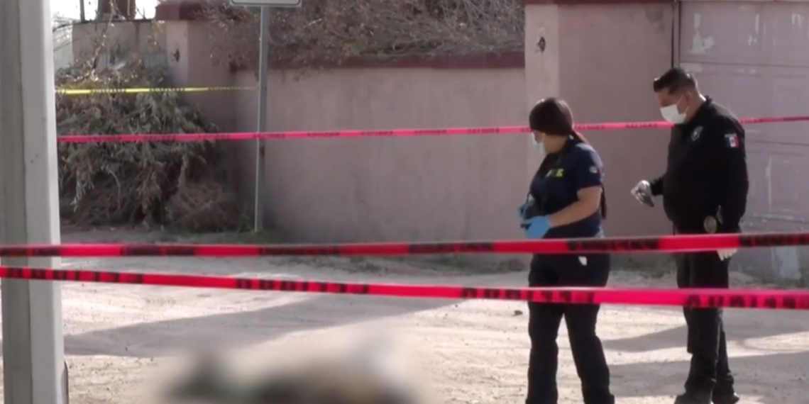 Abandonan dos cuerpos encobijados en plaza de San Isidro; vecinos descubren el hallazgo al amanecer