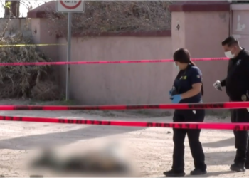 Abandonan dos cuerpos encobijados en plaza de San Isidro; vecinos descubren el hallazgo al amanecer