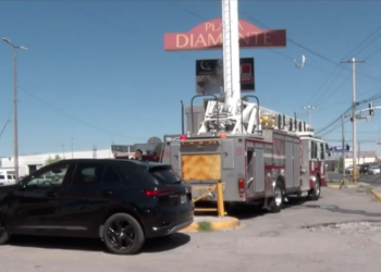 Bomberos retiran lona de espectacular que estaba a punto de caer en transitada avenida