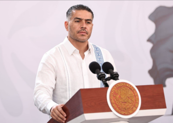 Omar García Harfuch se vuelve fenómeno viral: venden cobijas, peluches y “Harfuchitos” en mercados y tiendas en línea