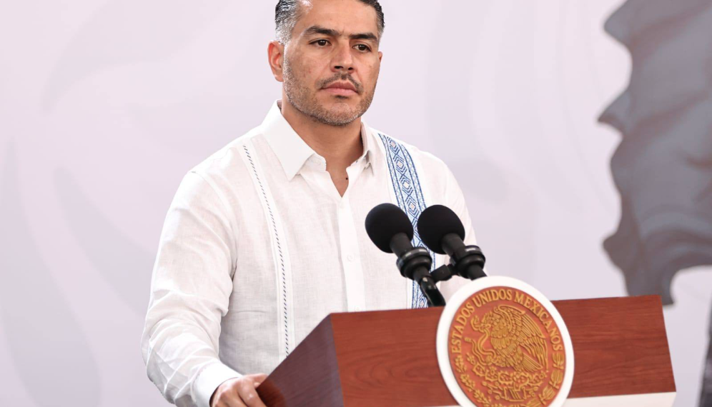 Omar García Harfuch se vuelve fenómeno viral: venden cobijas, peluches y “Harfuchitos” en mercados y tiendas en línea