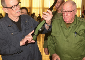 Silvio Rodríguez recibe fusil tras declarar que defendería a Cuba ante posible agresión