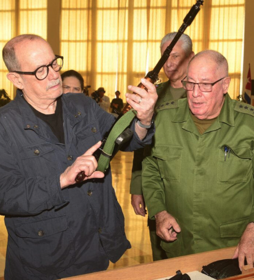 Silvio Rodríguez recibe fusil tras declarar que defendería a Cuba ante posible agresión