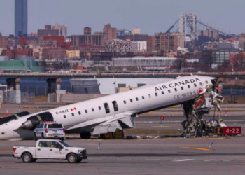 Identifican a pilotos muert.s tras choque de avión y camión en aeropuerto de Nueva York