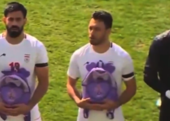 Selección de Irán rinde homenaje a víct.mas de bombardeo con mochilas en partido