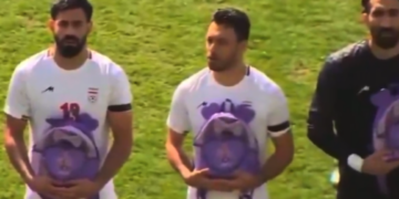 Selección de Irán rinde homenaje a víct.mas de bombardeo con mochilas en partido