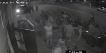 Triple atropello afuera de bar captado en video