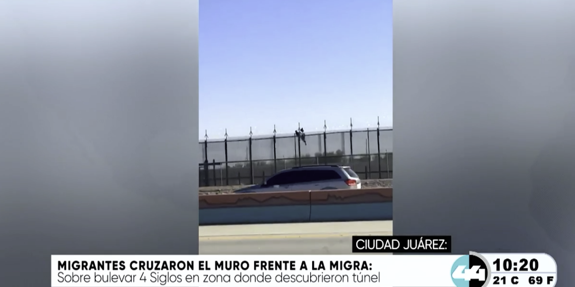 Migrantes cruzaron el muro frente a la migra