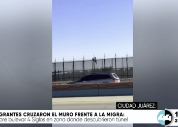 Migrantes cruzaron el muro frente a la migra
