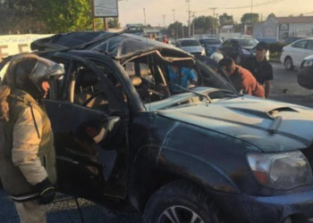 Explota vehículo y mueren dos en Tecámac; investigan posible atentado