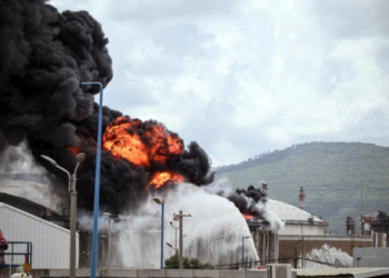 Irán ataca petrolero en Dubái; desata incendio en el golfo Pérsico