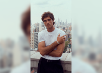 Jacob Elordi sorprende a fan durante vuelo y el momento se vuelve viral en redes