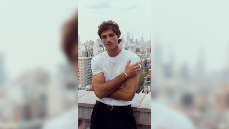 Jacob Elordi sorprende a fan durante vuelo y el momento se vuelve viral en redes