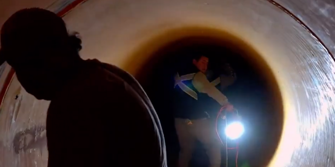 La Junta Municipal de Agua y Saneamiento (JMAS) informó la conclusión exitosa de una etapa clave en los trabajos de infraestructura hidráulica en Ciudad Juárez, al lograr la conexión del colector Cuatro Siglos al sistema de drenaje existente. De acuerdo con el reporte, las labores iniciaron a las 7:00 de la noche del domingo con el taponamiento de la red mediante globos especializados, lo que permitió trabajar de forma controlada en la zona. Posteriormente, se realizó la demolición de la tubería anterior y la instalación de la nueva infraestructura, finalizando alrededor de las 4:30 de la madrugada de este lunes. La obra consistió en reemplazar tuberías antiguas de barro y concreto por una nueva línea de polietileno de 96 pulgadas, la cual cuenta con una vida útil estimada de hasta 50 años, lo que garantizará mayor eficiencia y durabilidad en el sistema de drenaje. Esta intervención permitirá conducir de manera más eficiente las aguas residuales hacia la Planta Tratadora Norte, beneficiando directamente el funcionamiento del sistema sanitario en la ciudad. En cuanto a los trabajos posteriores, se informó que durante lunes y martes se realizarán labores de relleno y compactación del área, mientras que el miércoles se llevará a cabo el colado de concreto. La reapertura total de la circulación en la zona está programada para el jueves 2 de abril a las 5:00 de la mañana. Las autoridades destacaron que el periodo vacacional ha favorecido el avance de las obras, debido a la disminución del tráfico vehicular en este importante cruce de la ciudad.