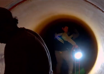 La Junta Municipal de Agua y Saneamiento (JMAS) informó la conclusión exitosa de una etapa clave en los trabajos de infraestructura hidráulica en Ciudad Juárez, al lograr la conexión del colector Cuatro Siglos al sistema de drenaje existente. De acuerdo con el reporte, las labores iniciaron a las 7:00 de la noche del domingo con el taponamiento de la red mediante globos especializados, lo que permitió trabajar de forma controlada en la zona. Posteriormente, se realizó la demolición de la tubería anterior y la instalación de la nueva infraestructura, finalizando alrededor de las 4:30 de la madrugada de este lunes. La obra consistió en reemplazar tuberías antiguas de barro y concreto por una nueva línea de polietileno de 96 pulgadas, la cual cuenta con una vida útil estimada de hasta 50 años, lo que garantizará mayor eficiencia y durabilidad en el sistema de drenaje. Esta intervención permitirá conducir de manera más eficiente las aguas residuales hacia la Planta Tratadora Norte, beneficiando directamente el funcionamiento del sistema sanitario en la ciudad. En cuanto a los trabajos posteriores, se informó que durante lunes y martes se realizarán labores de relleno y compactación del área, mientras que el miércoles se llevará a cabo el colado de concreto. La reapertura total de la circulación en la zona está programada para el jueves 2 de abril a las 5:00 de la mañana. Las autoridades destacaron que el periodo vacacional ha favorecido el avance de las obras, debido a la disminución del tráfico vehicular en este importante cruce de la ciudad.