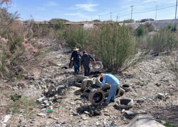 Limpia llama a evitar tirar basura en canales ante temporada de lluvias en Ciudad Juárez