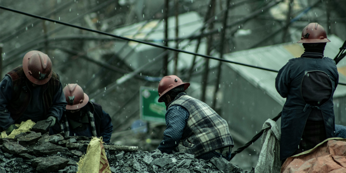 Rescatan con vida a primer minero atrapado en mina de Sinaloa tras más de 100 horas