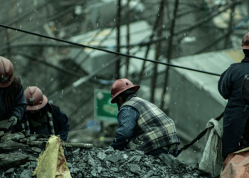 Rescatan con vida a primer minero atrapado en mina de Sinaloa tras más de 100 horas