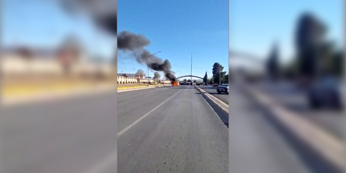 Se inc.ndia camioneta en fila del Puente Libre; conductor resulta ileso