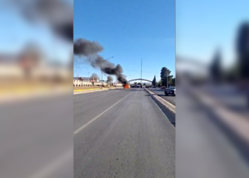 Se inc.ndia camioneta en fila del Puente Libre; conductor resulta ileso