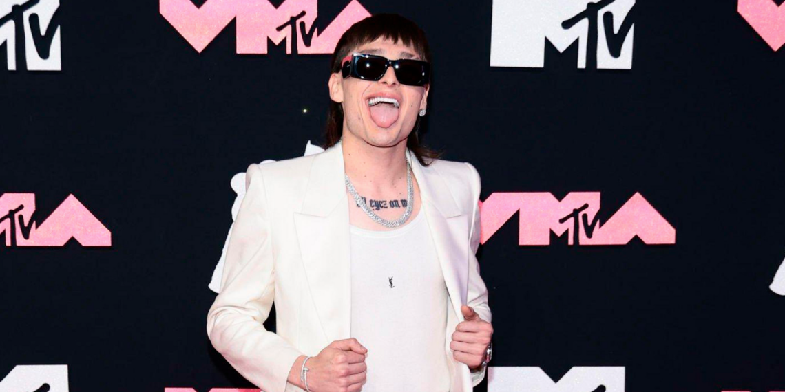 Peso Pluma responde con humor a polémica y vuelve a encender redes sociales