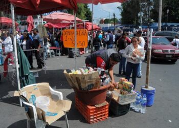 MÉXICO, D.F., 15OCTUBRE2015.- Autoridades de la delegación Cuahutemoc anunciaron el retiro de más de 300 vendedores en la vía pública de la calle Dr. Pasteur y que afectaba el acceso al Hospital General.
FOTO: SAÚL LÓPEZ /CUARTOSCURO.COM