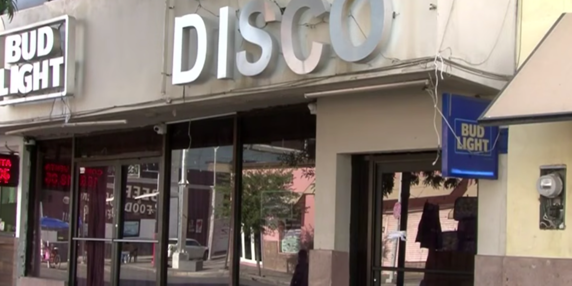 Clausuran icónico salón "Zarawak" en la avenida Juárez por operar fuera de horario