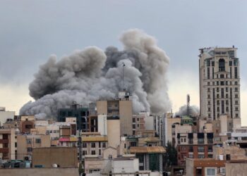 EE.UU. cierra embajadas en Medio Oriente por conflicto con Irán; evacúan personal en cinco países