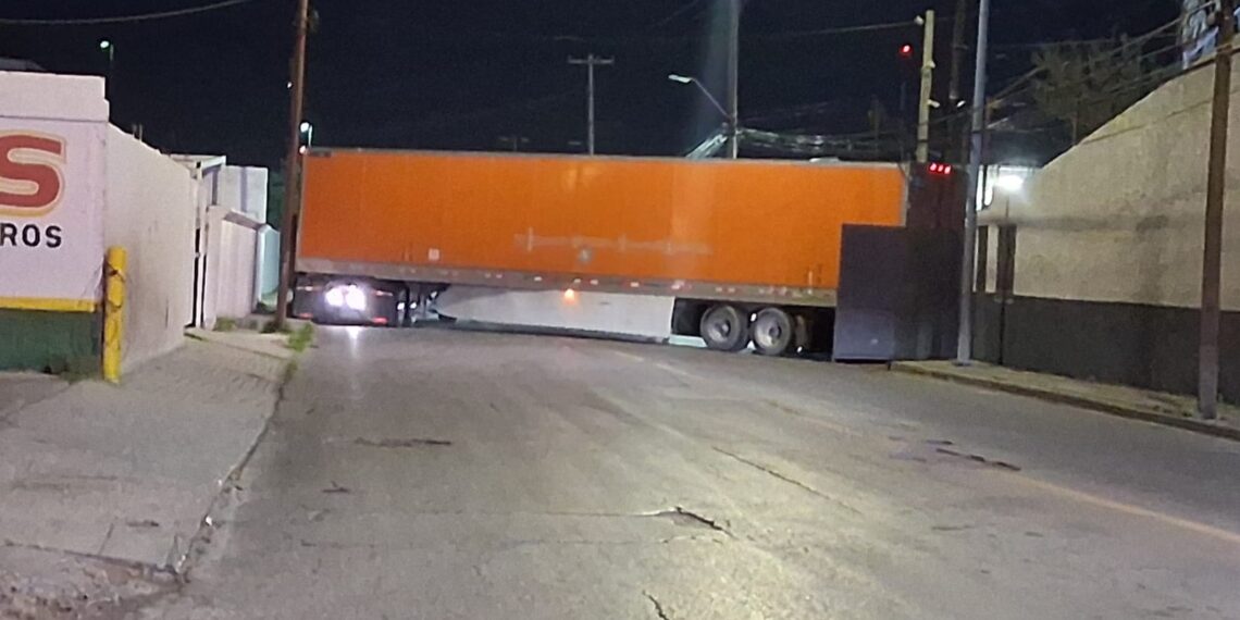 Asegura SSPC tráiler con presunta mercancía ilegal