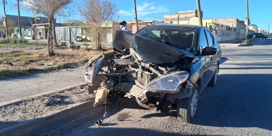 Localizan vehículo chocado y abandonado en calles de la colonia Puerto La Paz