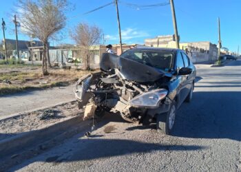 Localizan vehículo chocado y abandonado en calles de la colonia Puerto La Paz