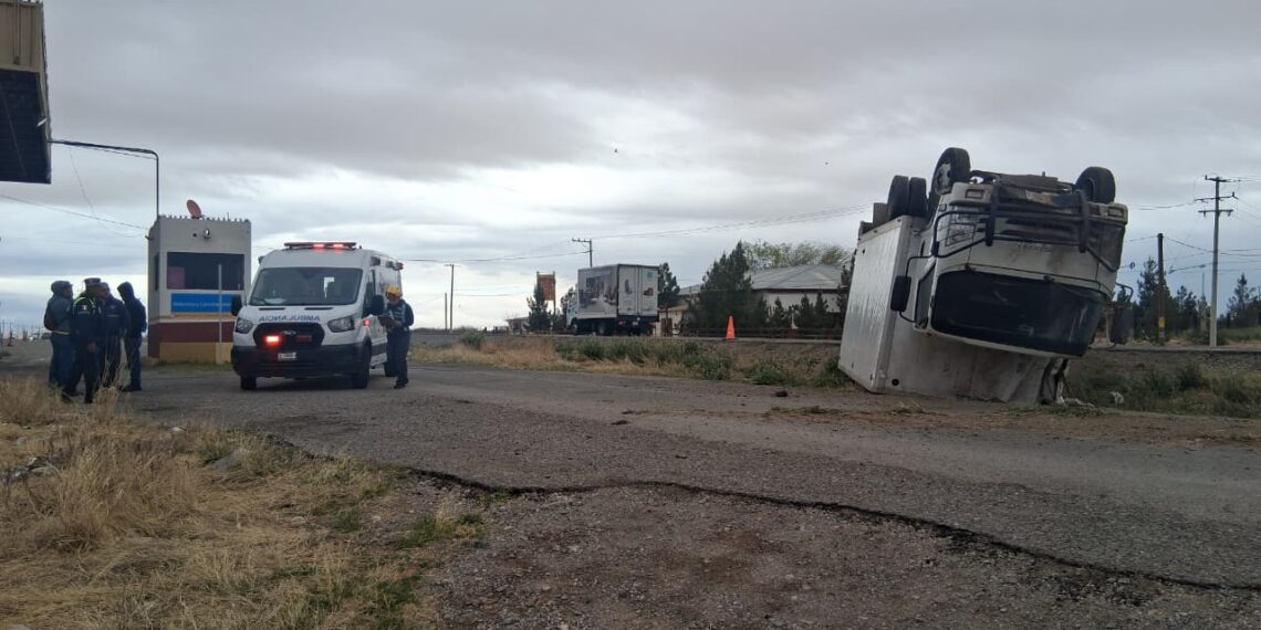 Volcadura en el Kilómetro 30 deja solo daños materiales