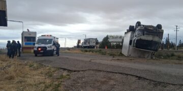 Volcadura en el Kilómetro 30 deja solo daños materiales