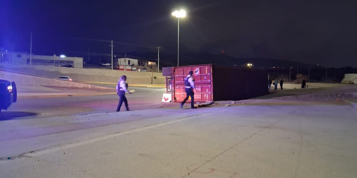 Tráiler vuelca en glorieta de Anapra tras presunto exceso de velocidad