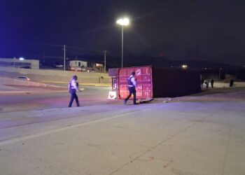 Tráiler vuelca en glorieta de Anapra tras presunto exceso de velocidad