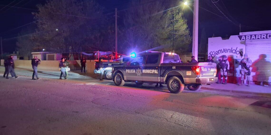 Ej3cut@n a hombre en el patio de una vivienda en Hacienda de las Torres