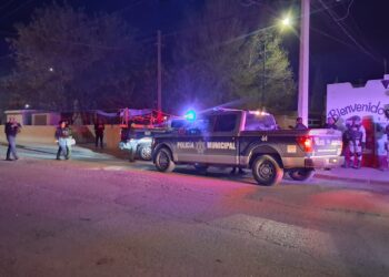 Ej3cut@n a hombre en el patio de una vivienda en Hacienda de las Torres