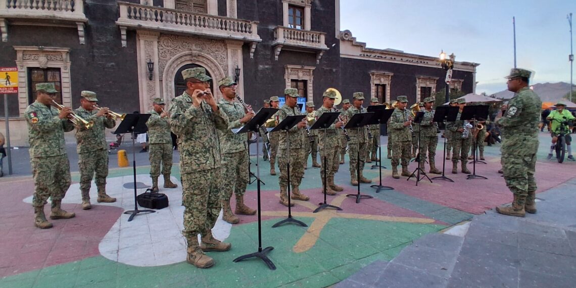 Ofrecen concierto gratuito con música de Juan Gabriel detrás de Catedral en Ciudad Juárez