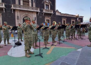 Ofrecen concierto gratuito con música de Juan Gabriel detrás de Catedral en Ciudad Juárez